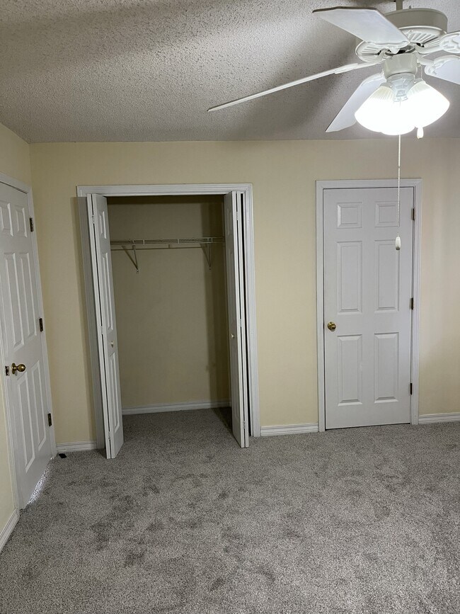 Building Photo - 824 Stonegate Ct