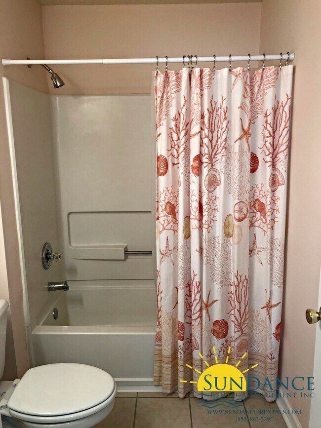 Building Photo - Convenient Destin Living with Community Am...