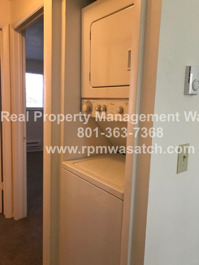 Building Photo - Check out This Cute 2 Bedroom 1 Bath SLC Condo!