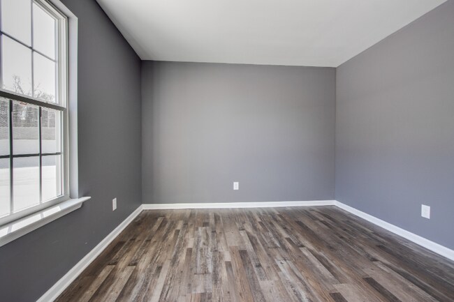 Building Photo - 138 Main St N