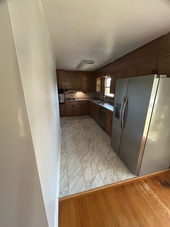 Building Photo - Beautiful 3 bed 3 bath home with finished ...