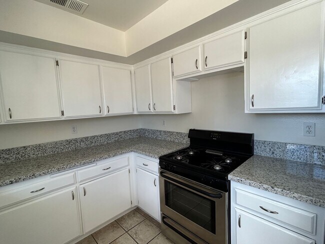 Building Photo - RENNOVATED 4 BED HOME