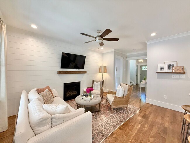 Building Photo - Stunning 3BD, 2.5BA Downtown Raleigh Home with Modern Updates, Large Fenced In Backyard, Fire Pit...