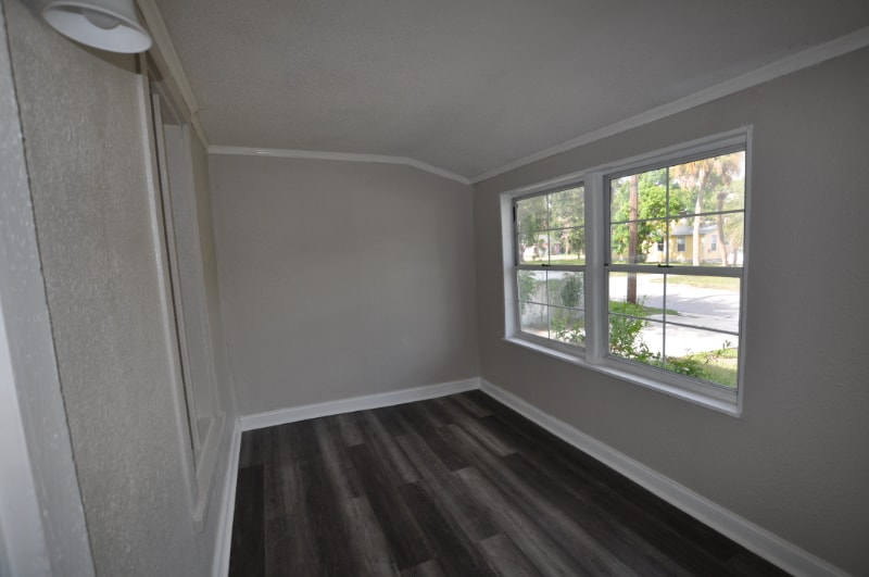 Building Photo - 914 23rd St W