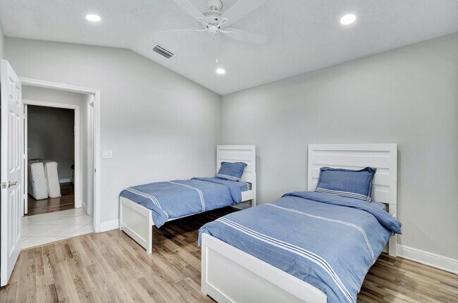Building Photo - 7883 Villa Nova Dr N