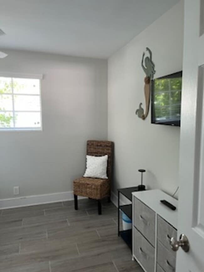 Building Photo - Beautiful apartment with assigned parking.