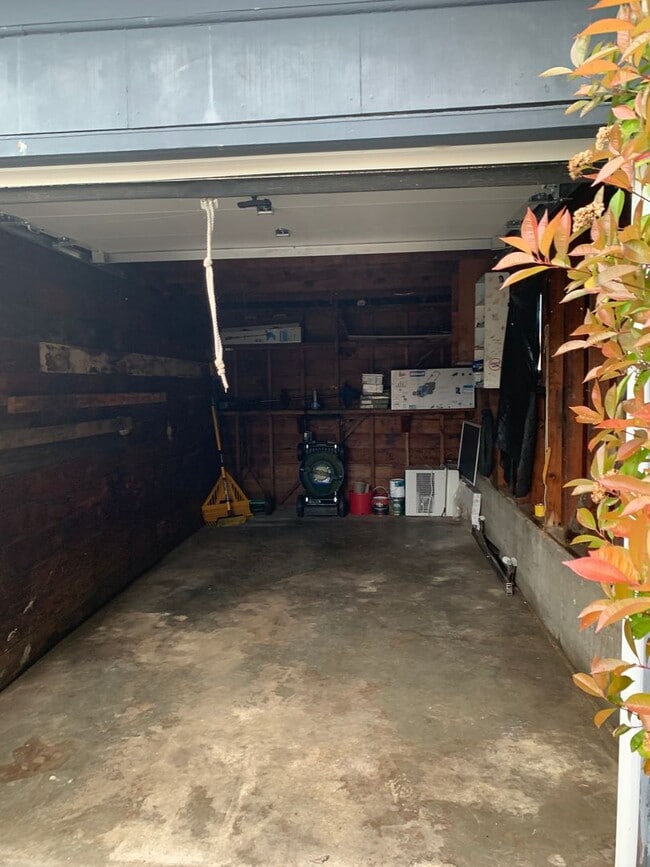 Building Photo - 2bd/1ba Seattle Home