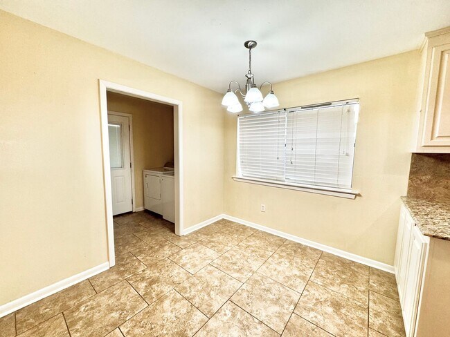 Building Photo - 1323 Tamari Dr