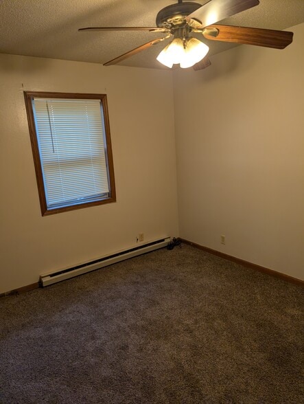 Building Photo - 401 W Walnut St