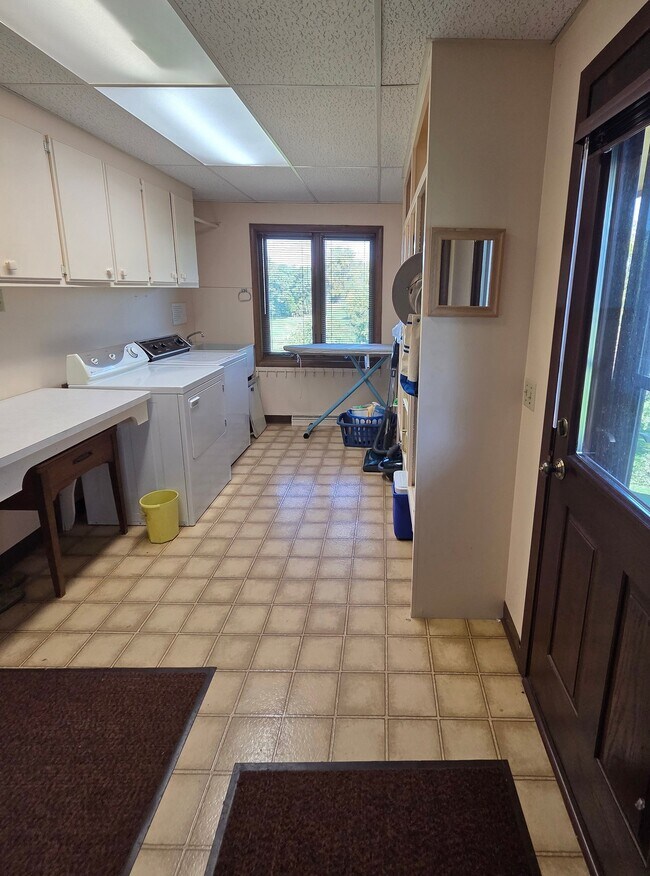 Building Photo - 2250 Greenview Dr