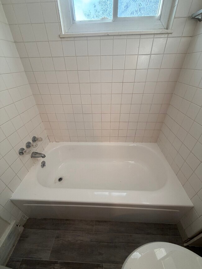 Bathbub - 1234 Cliffside St