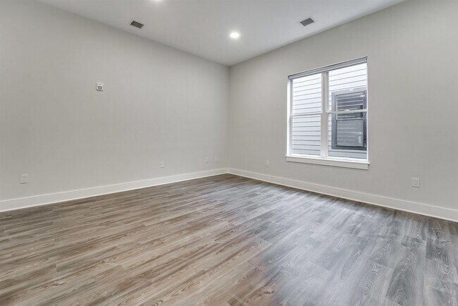 Building Photo - 660 Grand St