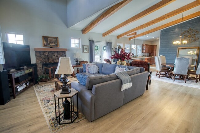 Building Photo - 600 S Ridge Dr