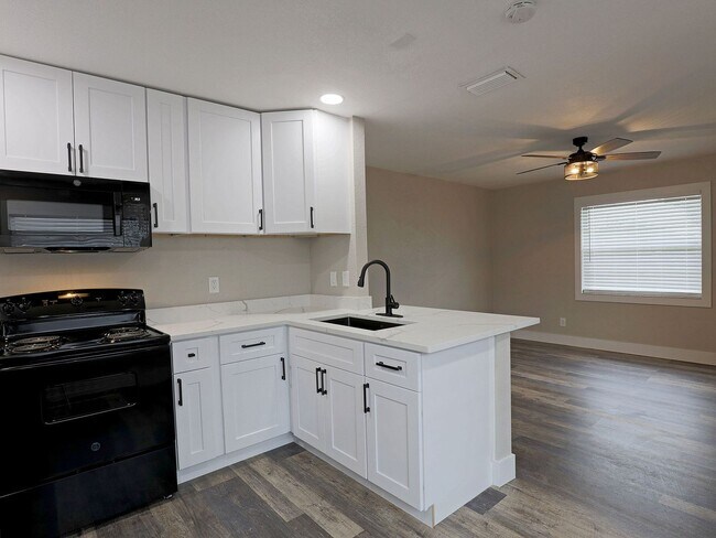 Building Photo - Duplex Fort Myers Duplex 14181