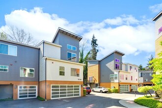 Building Photo - Modern 3 beds/ 2.5 bath townhouse in Kenmore!