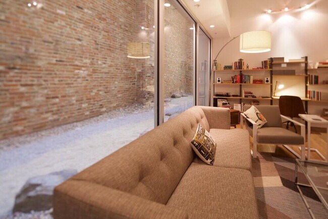 Building Photo - 106 N High St