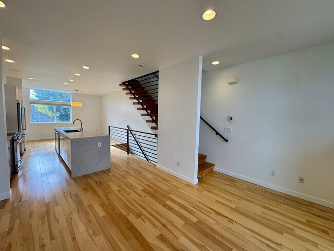 Building Photo - Beautiful West Seattle Townhome