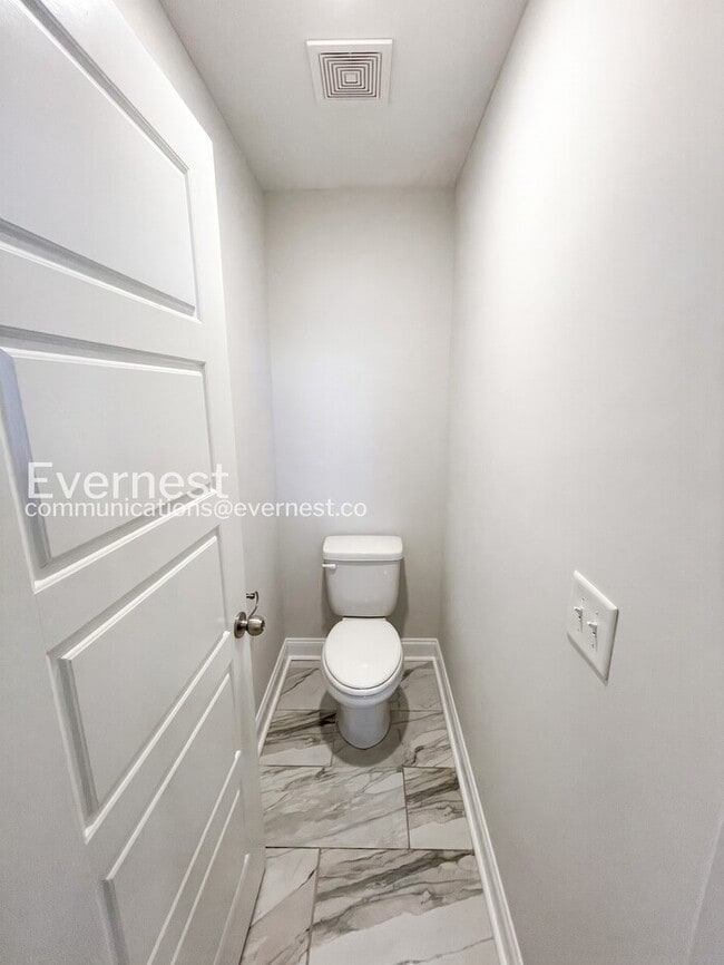 Building Photo - 215 King Rd