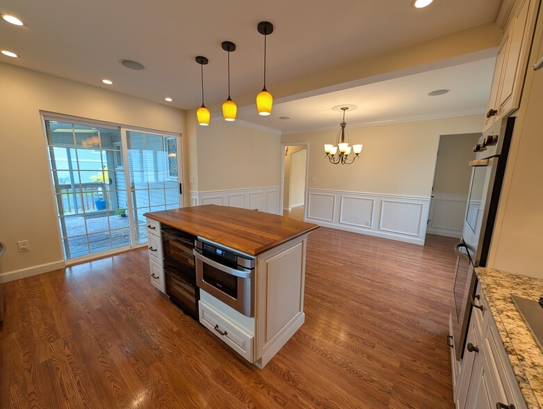 Building Photo - 449 Van Buren St