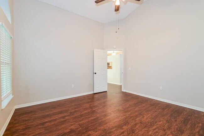 Building Photo - 2857 Aragon Terrace