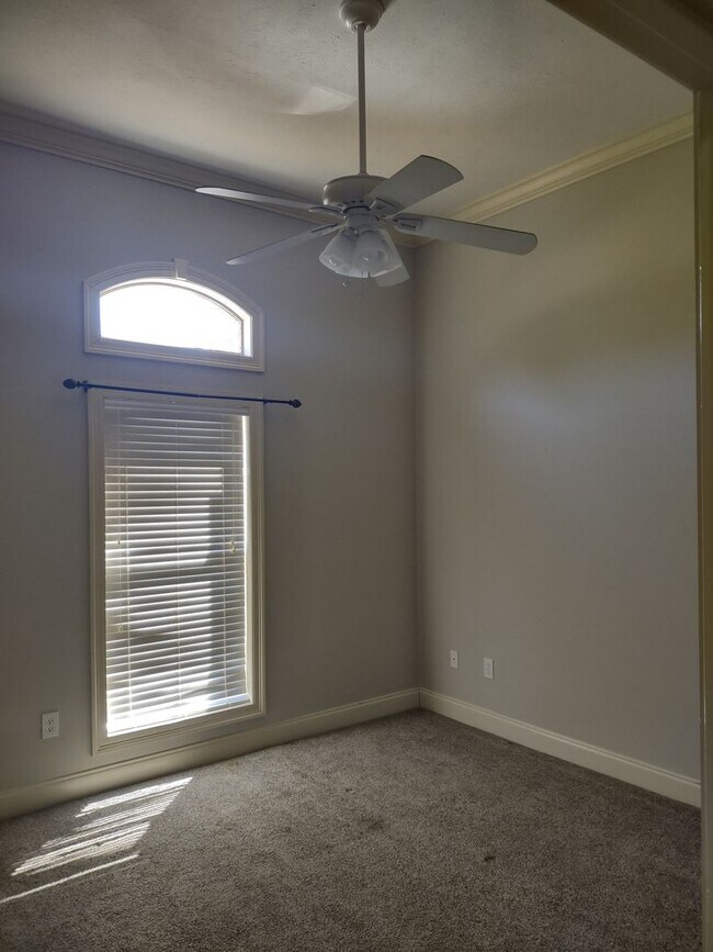 Building Photo - 103 Hallmark Pl