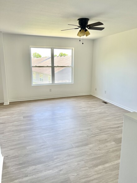 Upstairs living room - 1921 Acorn Road