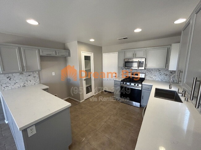 Building Photo - 3857 Akina Ave