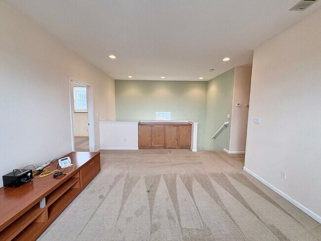 Building Photo - 50% off your first month’s rent move-in special! Spacious 4BR / 2.5BA Home in Pittsburg