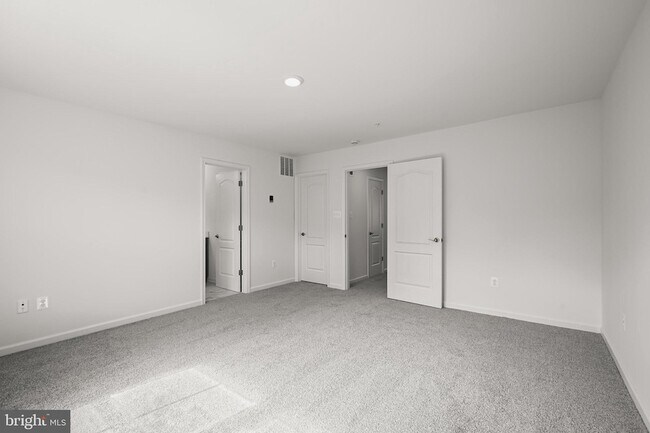 Building Photo - 643 Eastland Row