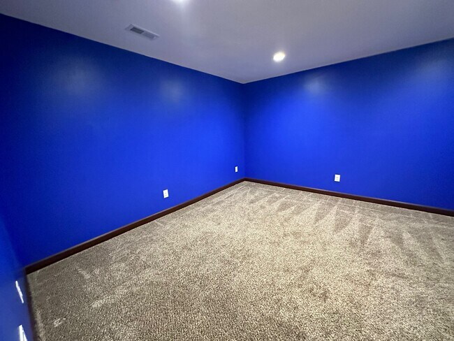 Building Photo - 9800 Spring Pointe Ct