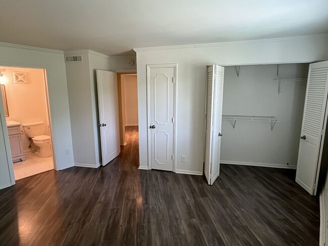 Building Photo - Updated 3 Bed Condo in Myers Park