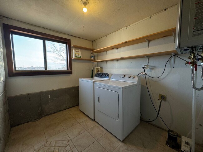 Building Photo - Cute 3 Bedroom house in Windsor