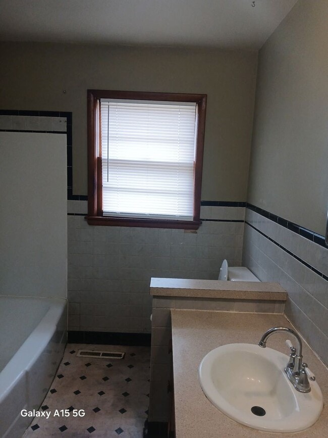 Building Photo - A charming 3 Bed 1 1/2 Bath House