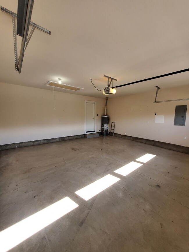 Building Photo - Pet Friendly Single Level 4 bedroom 2 Bathroom in Lebanon.