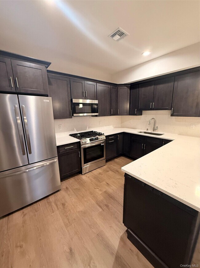 Building Photo - 122 Greenwich Ave