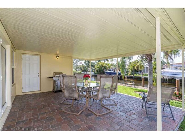 Building Photo - 160 SE 12th St