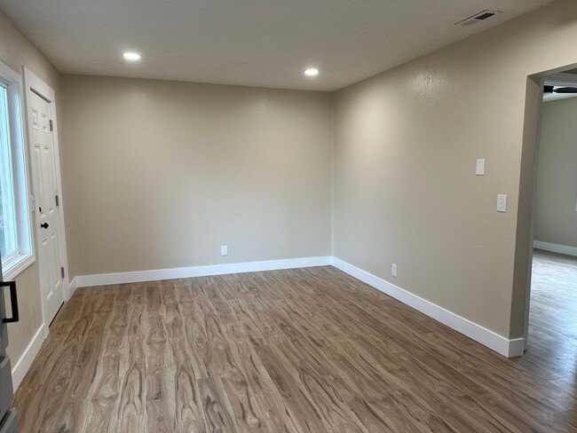 Building Photo - GORGEOUS Duplex in South Salt Lake!!!