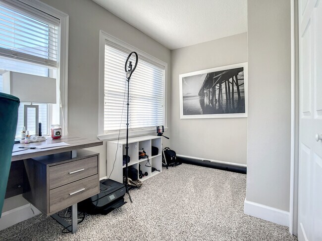 Building Photo - 762 S Beach St