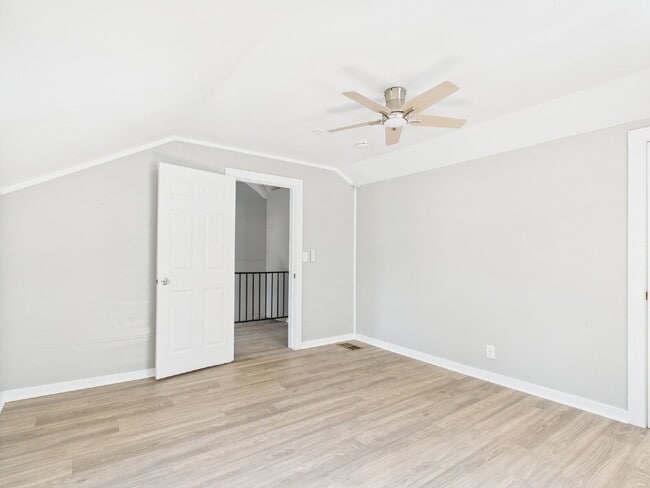 Building Photo - Gorgeous 4/3 in Quiet Neighborhood Utiliti...