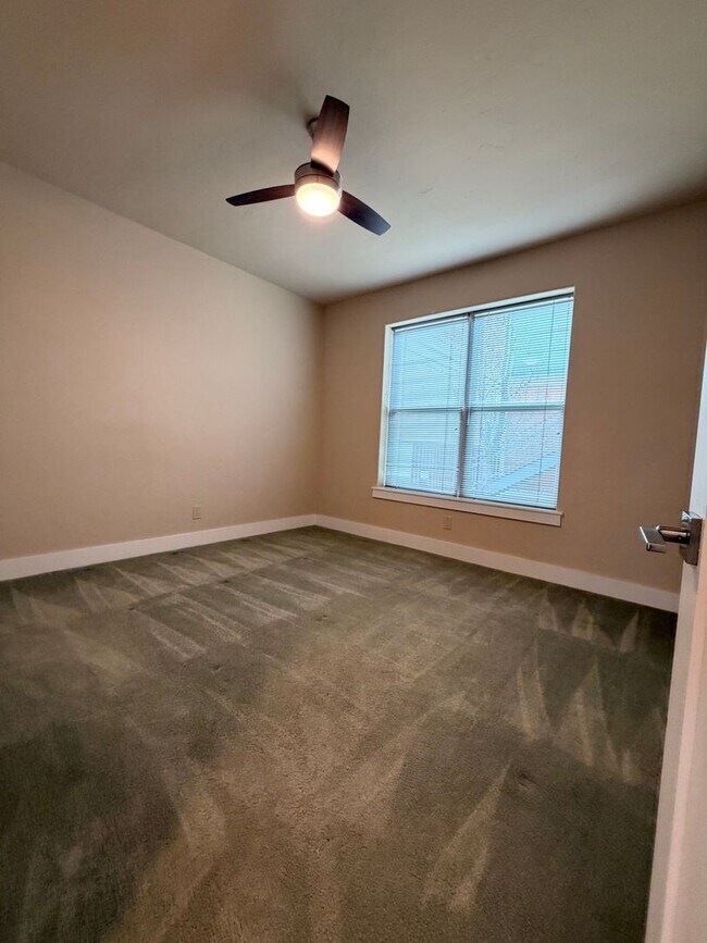 Building Photo - 525 E Kiowa St