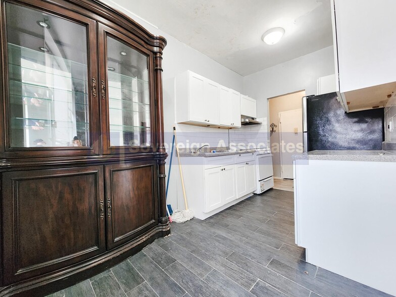 Building Photo - 210 W 251st St