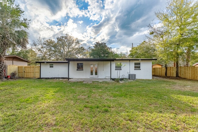 Building Photo - 2111 Bourget Dr