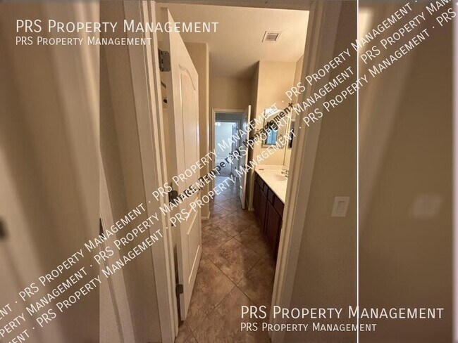 Building Photo - 2747 E Clifton Ave