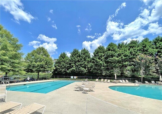 Building Photo - 2760 Englewood Dr