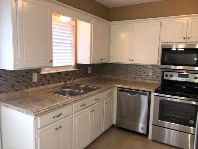 Building Photo - 3 bedrooms, 2 baths with a 2 car garage for rent near NE 10th between Midwest Blvd and Douglas Bl...