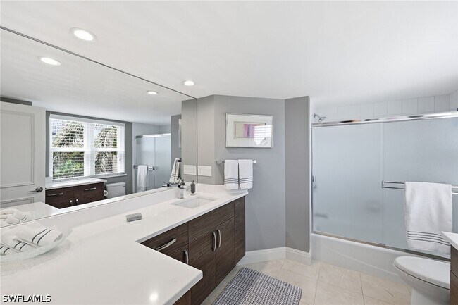 Building Photo - 8111 Bay Colony Dr