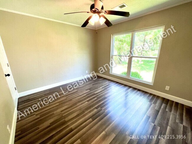Building Photo - Adorable 2 Bedroom Home in Groves!