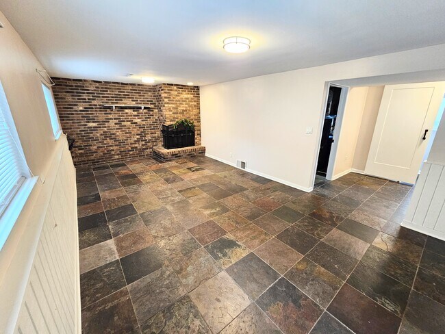 Building Photo - 711 E Main St