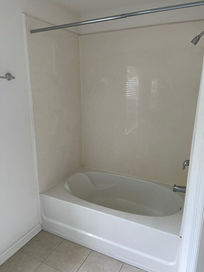 Building Photo - Fabulous 3/2.5 Townhouse located in The Vistas at Stonebridge Commons