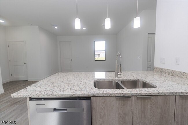 Building Photo - 1123 Deauville St E